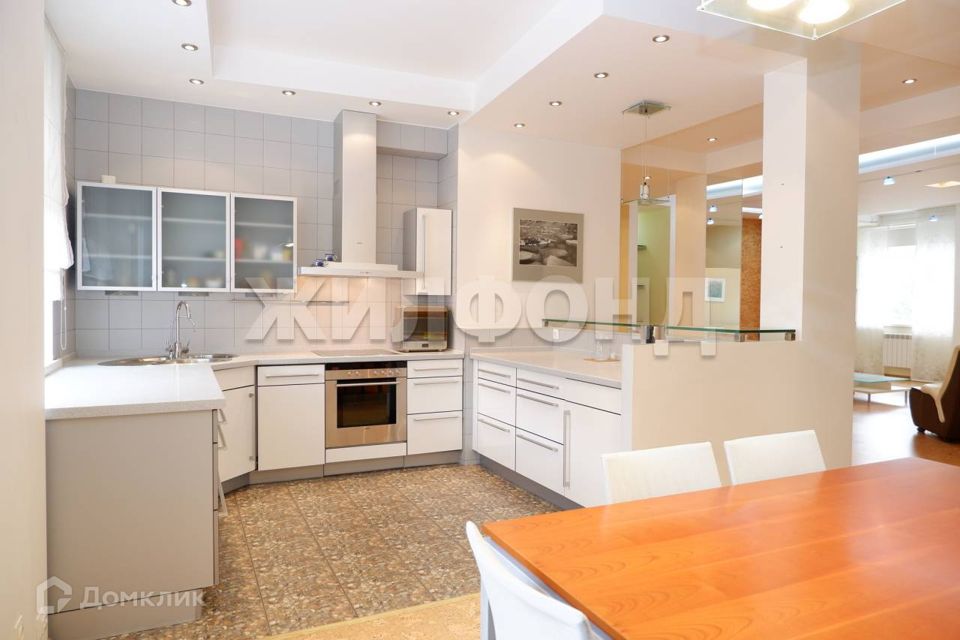 Продаётся 3-комнатная квартира, 132.3 м²
