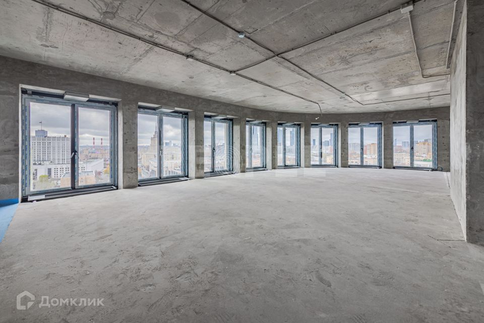 Продаётся 4-комнатная квартира, 194.5 м²