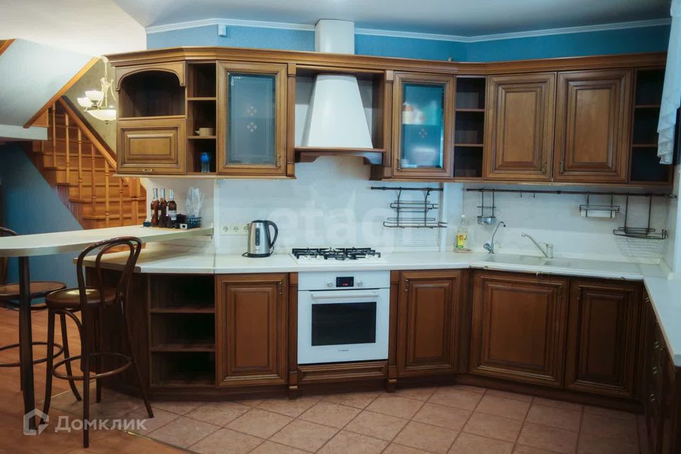 Продаётся 3-комнатная квартира, 180 м²