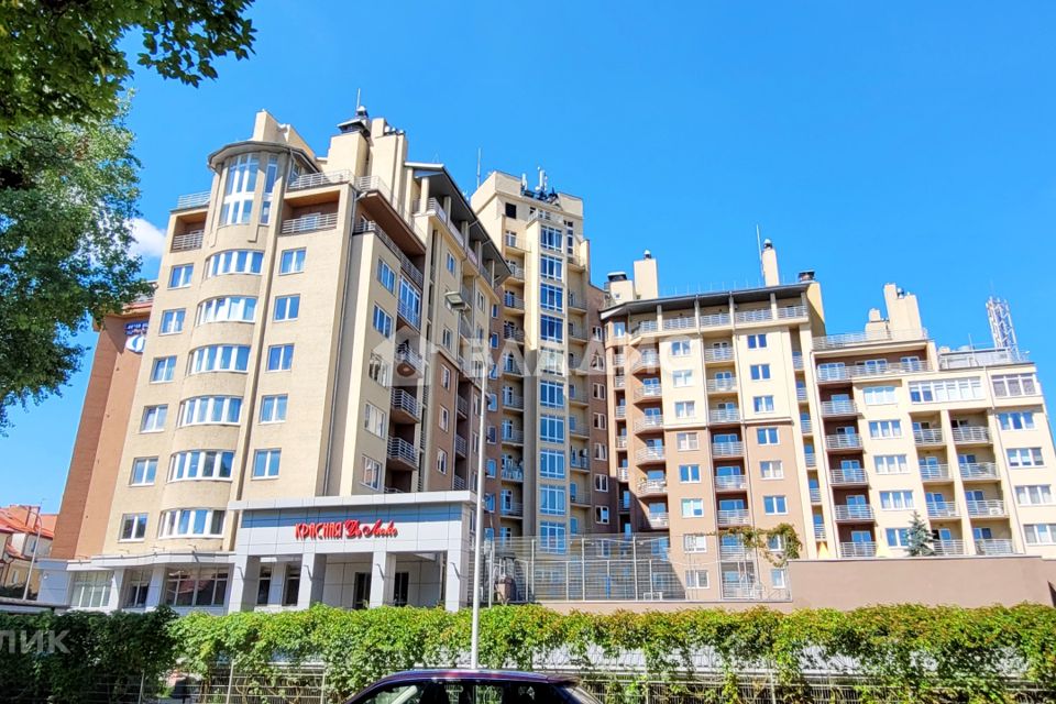 Продаётся 5-комнатная квартира, 355.6 м²