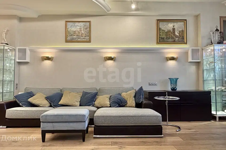 Продаётся 4-комнатная квартира, 200 м²