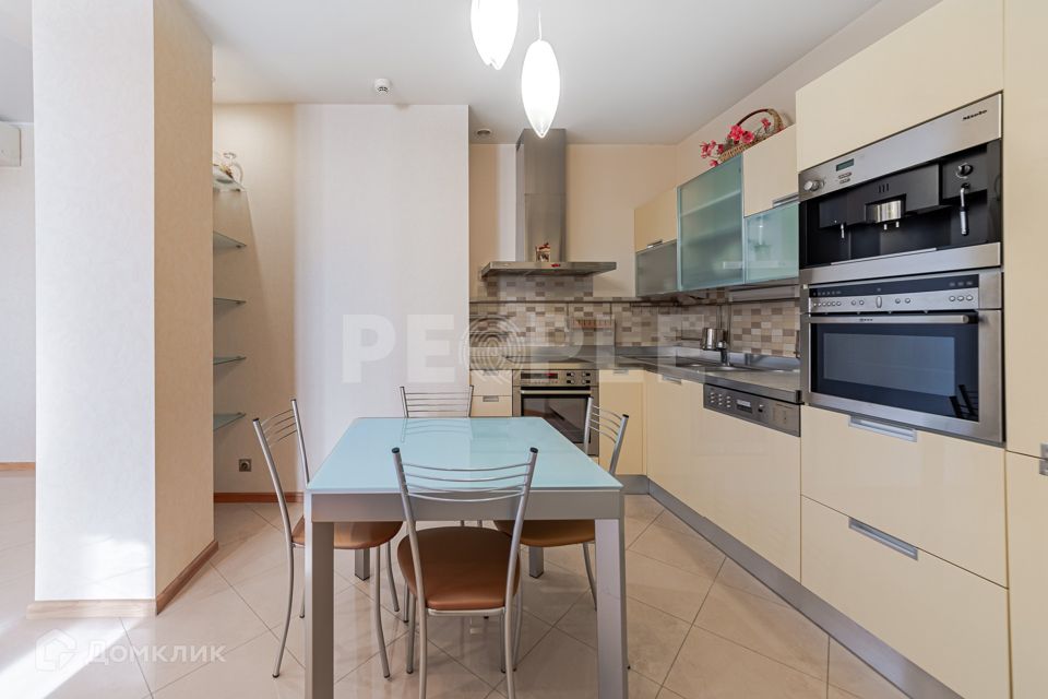 Продаётся 3-комнатная квартира, 121.1 м²