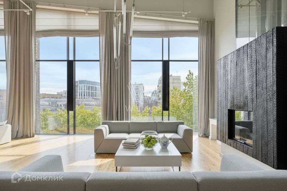 Сдаётся 4-комнатная квартира, 350 м²