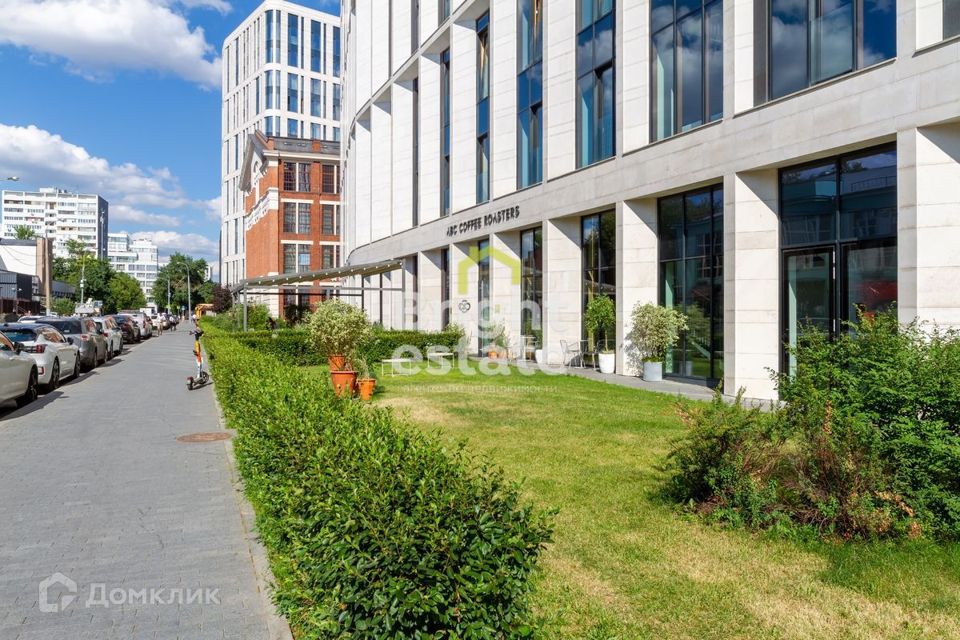 Продаётся 4-комнатная квартира, 238.8 м²