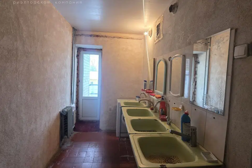 Продаётся комната в 6-комн. квартире, 80 м²
