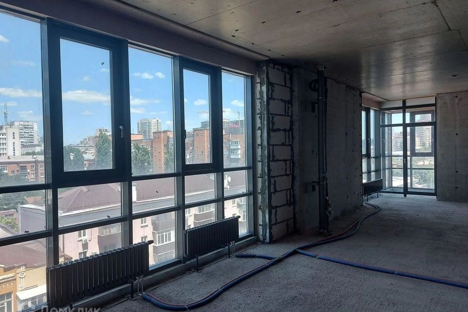 Продаётся 4-комнатная квартира, 140 м²