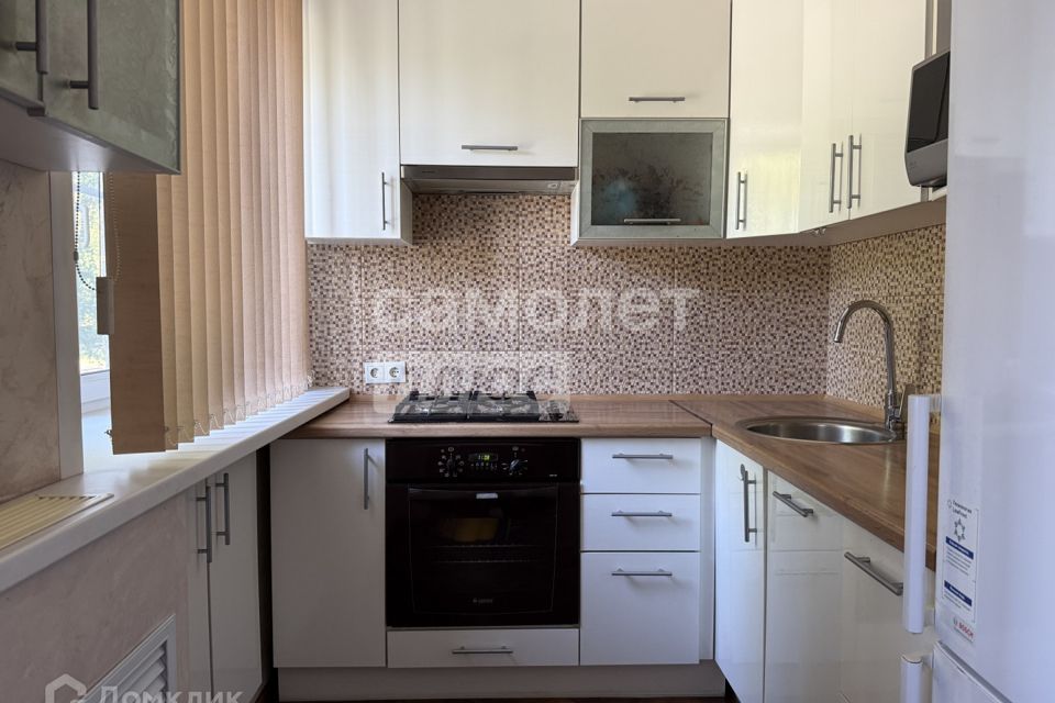 Продаётся 4-комнатная квартира, 61.4 м²