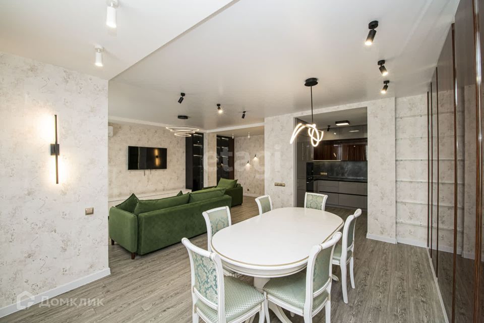 Продаётся 3-комнатная квартира, 137 м²