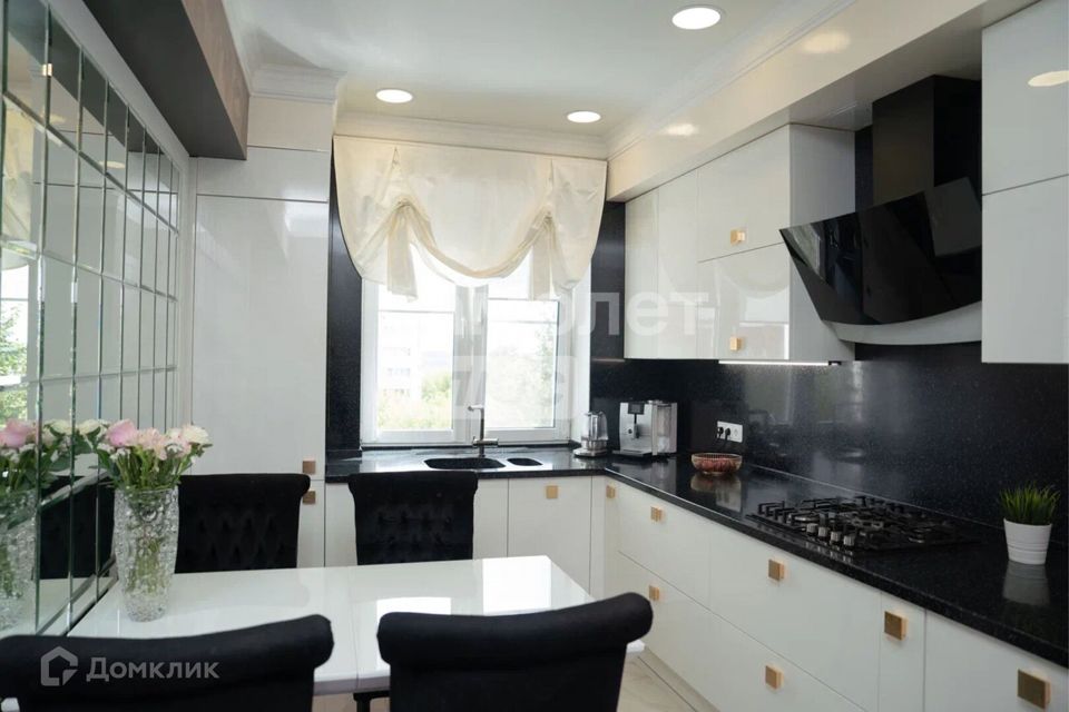 Продаётся 4-комнатная квартира, 96.9 м²