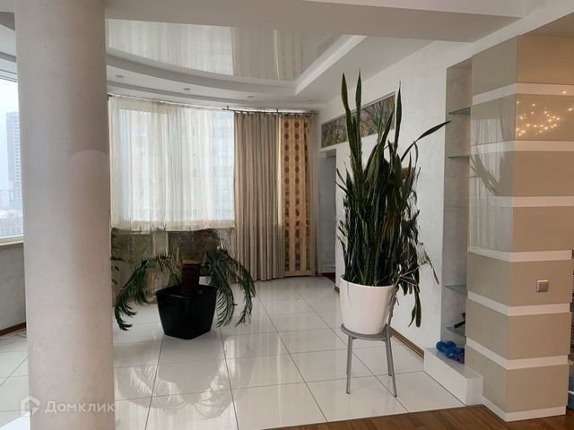 Сдаётся 4-комнатная квартира, 210 м²