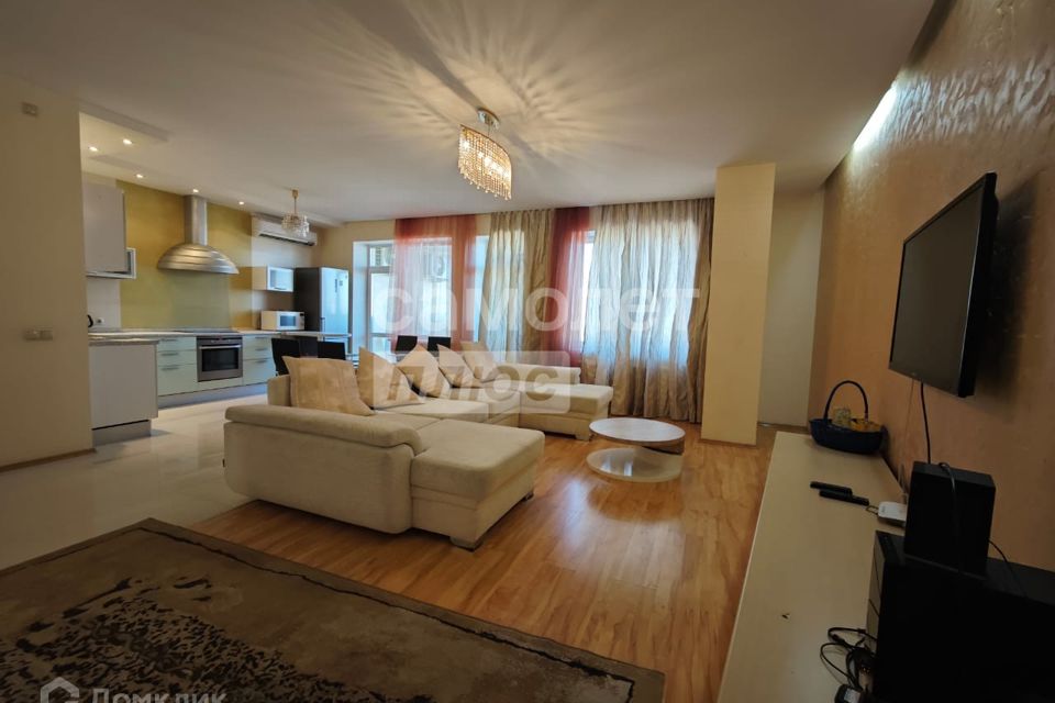 Сдаётся 2-комнатная квартира, 110 м²