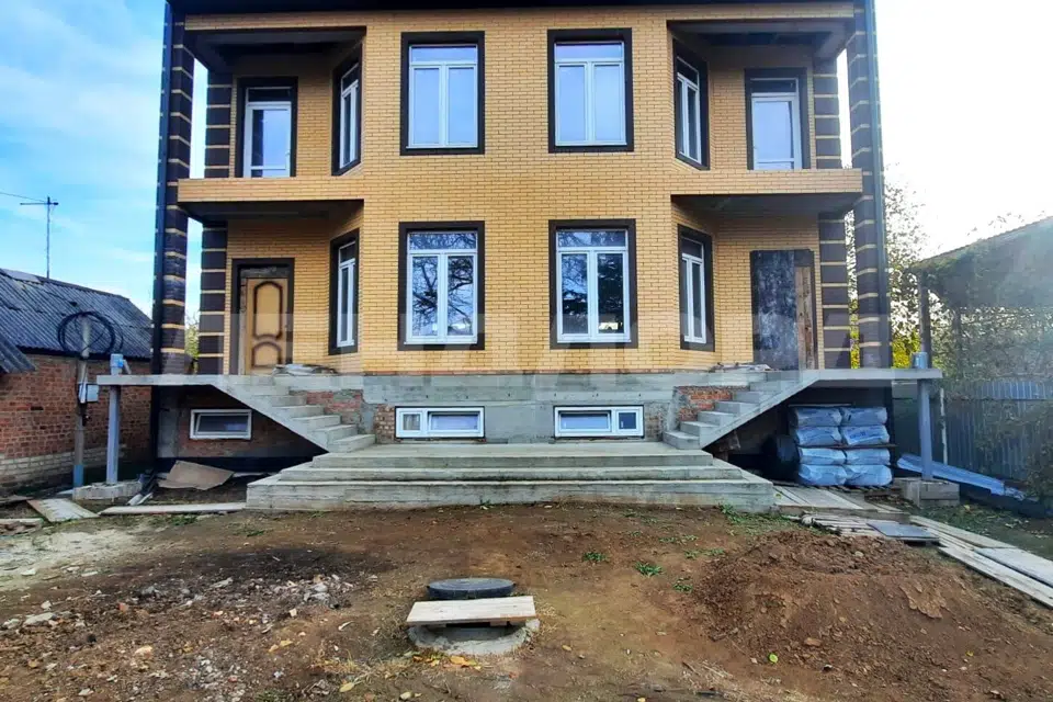Продаётся 3-этажный дом, 468 м²