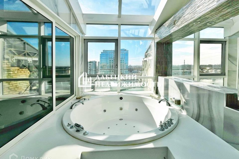 Продаётся 3-комнатная квартира, 170 м²