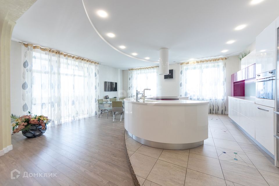 Продаётся 4-комнатная квартира, 205 м²