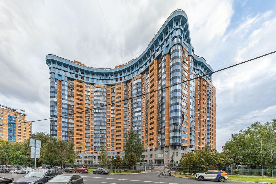 Продаётся 4-комнатная квартира, 200 м²
