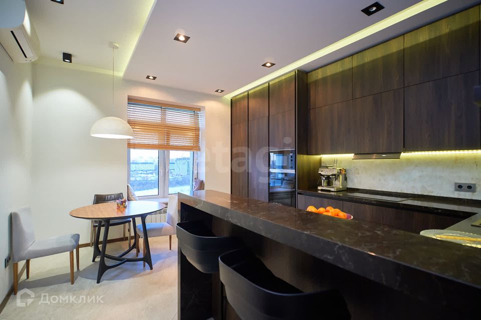 Продаётся 4-комнатная квартира, 155.8 м²