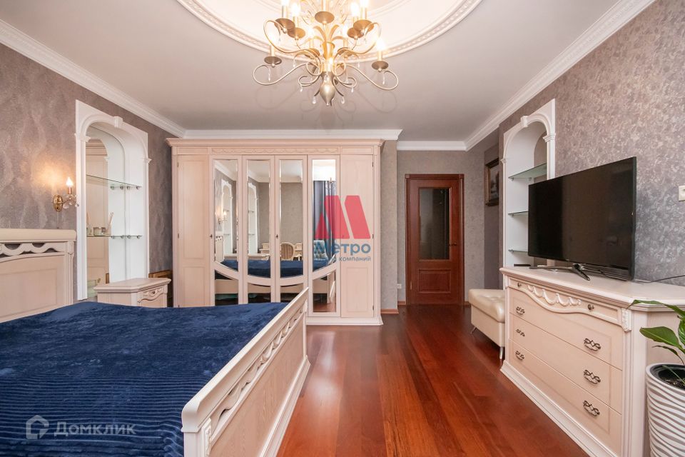Продаётся 4-комнатная квартира, 181.4 м²