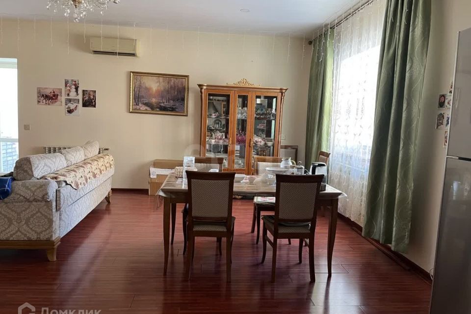 Продаётся 4-комнатная квартира, 121.2 м²