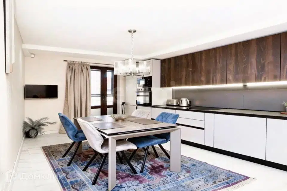 Продаётся 3-комнатная квартира, 130 м²