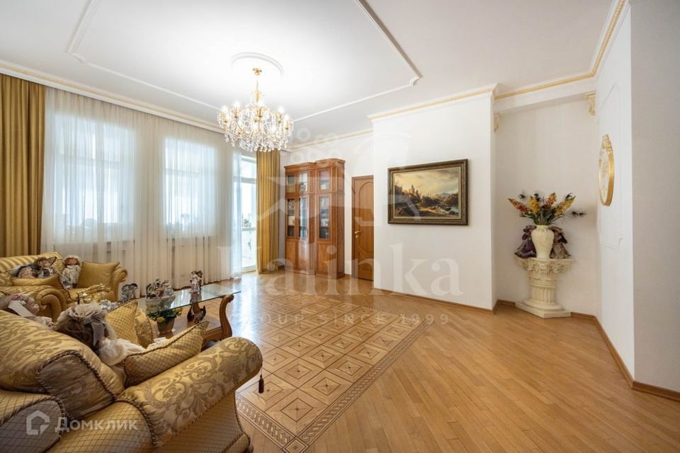 Продаётся 3-комнатная квартира, 200 м²