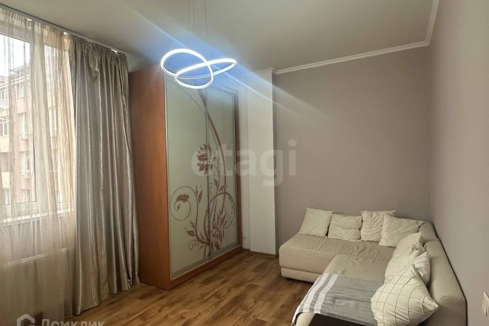 Продаётся 1-комнатная квартира, 41.7 м²