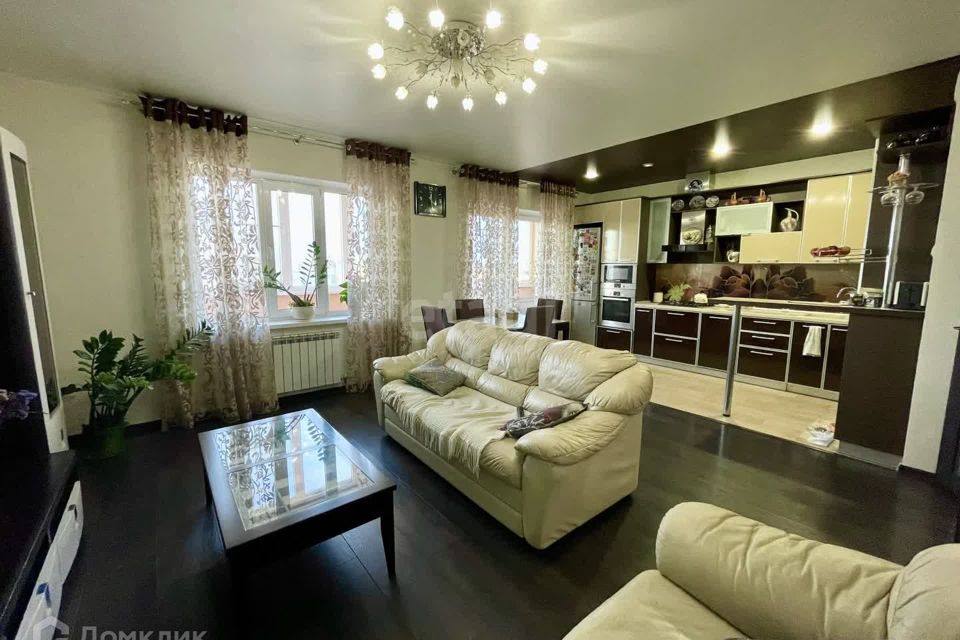 Продаётся 3-комнатная квартира, 111.7 м²
