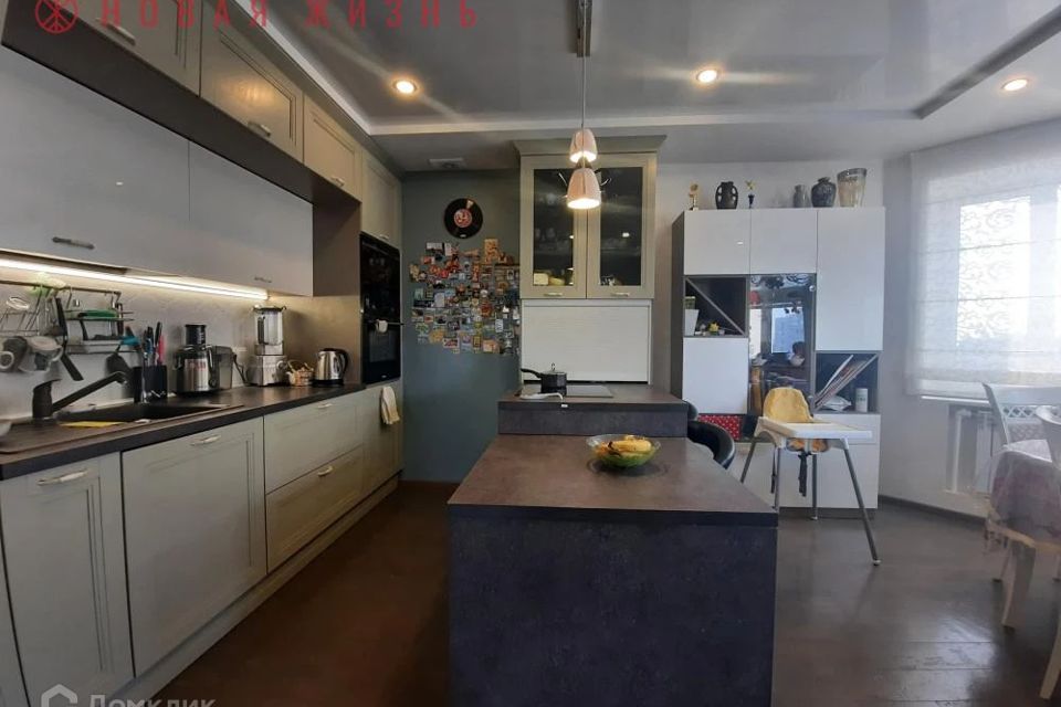 Продаётся 4-комнатная квартира, 130 м²