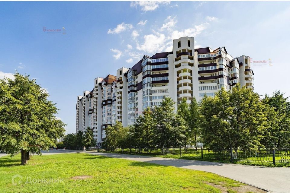 Продаётся 4-комнатная квартира, 195 м²