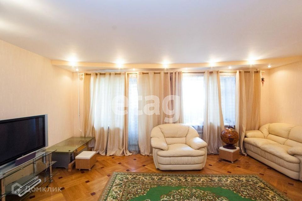 Продаётся 3-комнатная квартира, 107 м²