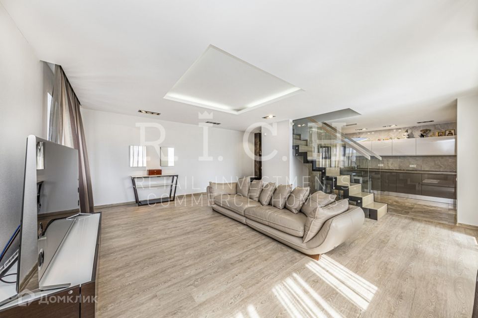 Продаётся 4-комнатная квартира, 140.6 м²