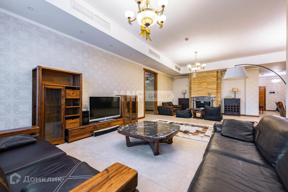 Продаётся 4-комнатная квартира, 220 м²
