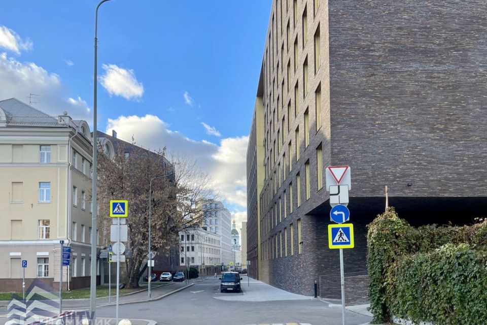 Продаётся 4-комнатная квартира, 231.7 м²