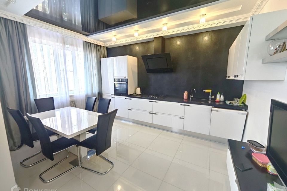 Продаётся 3-комнатная квартира, 106.3 м²