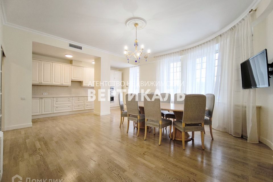 Сдаётся 5-комнатная квартира, 247 м²