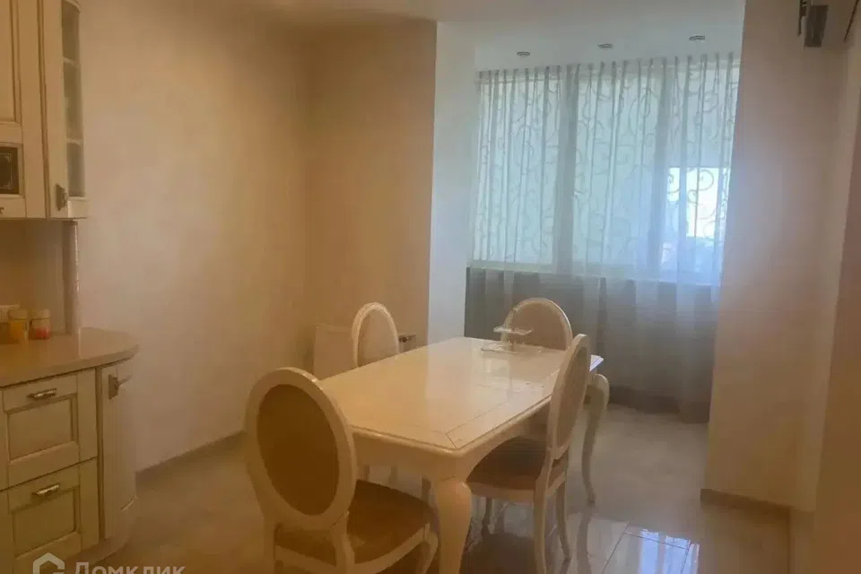Продаётся 4-комнатная квартира, 205 м²