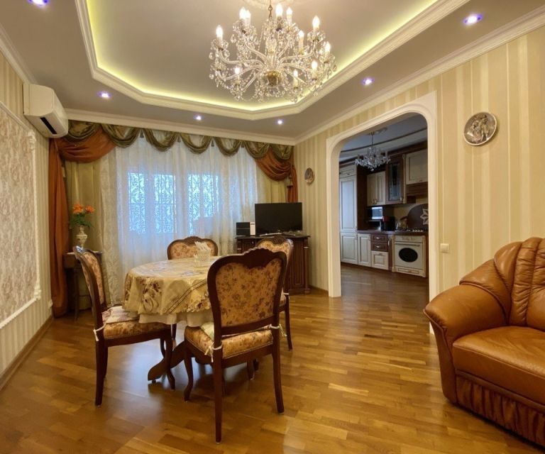 Продаётся 4-комнатная квартира, 170 м²