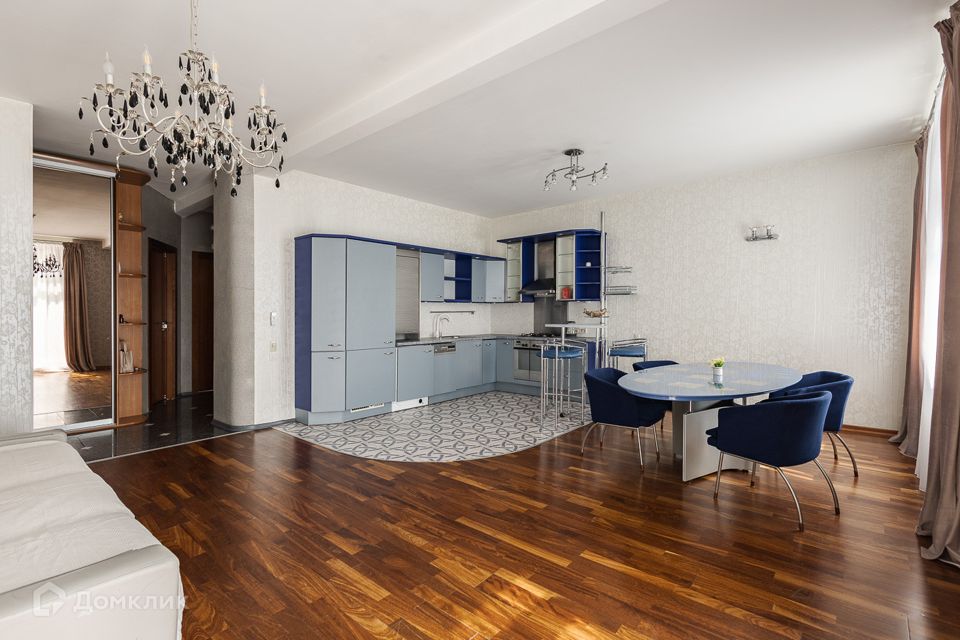 Продаётся 4-комнатная квартира, 100 м²