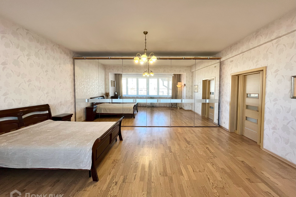 Продаётся 3-комнатная квартира, 159.7 м²
