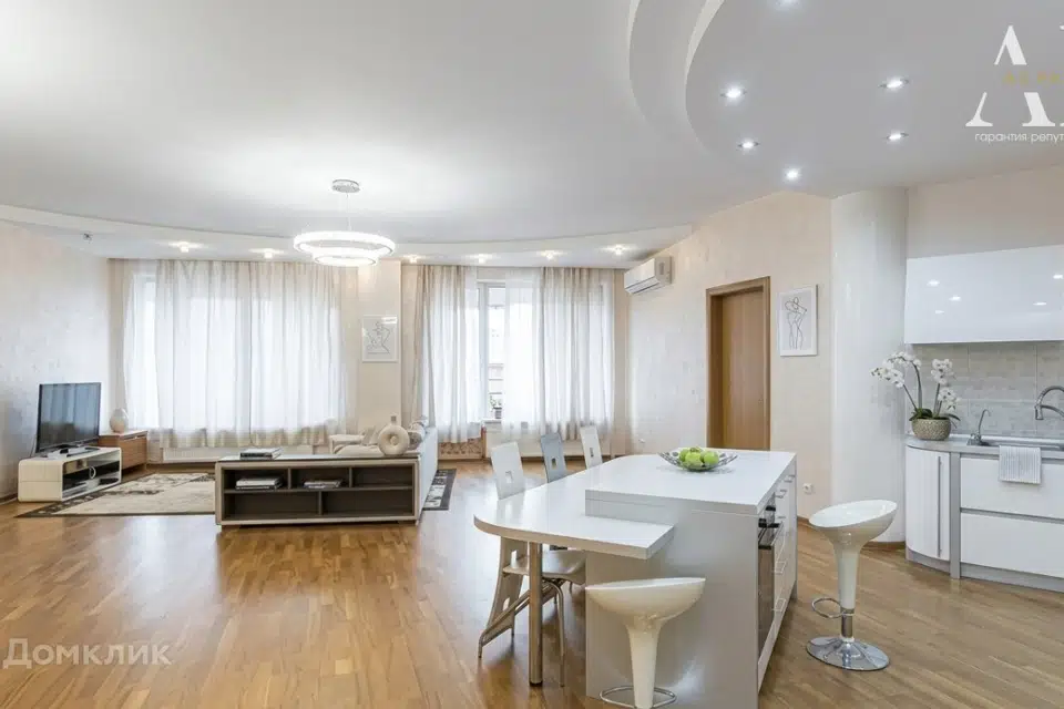 Продаётся 4-комнатная квартира, 228 м²