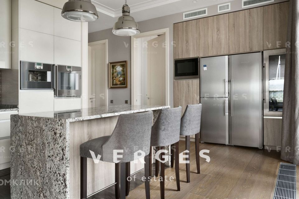 Продаётся 5-комнатная квартира, 215 м²