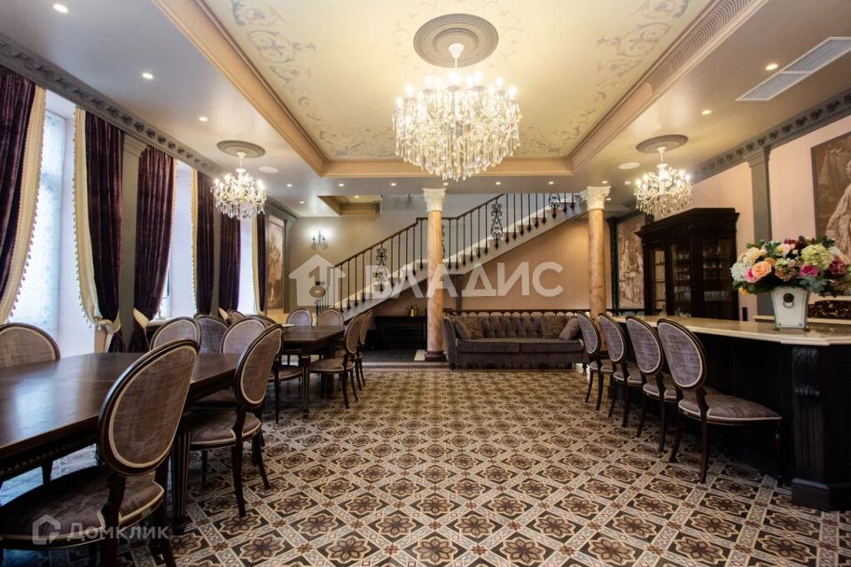 Продаётся 5-комнатная квартира, 238 м²