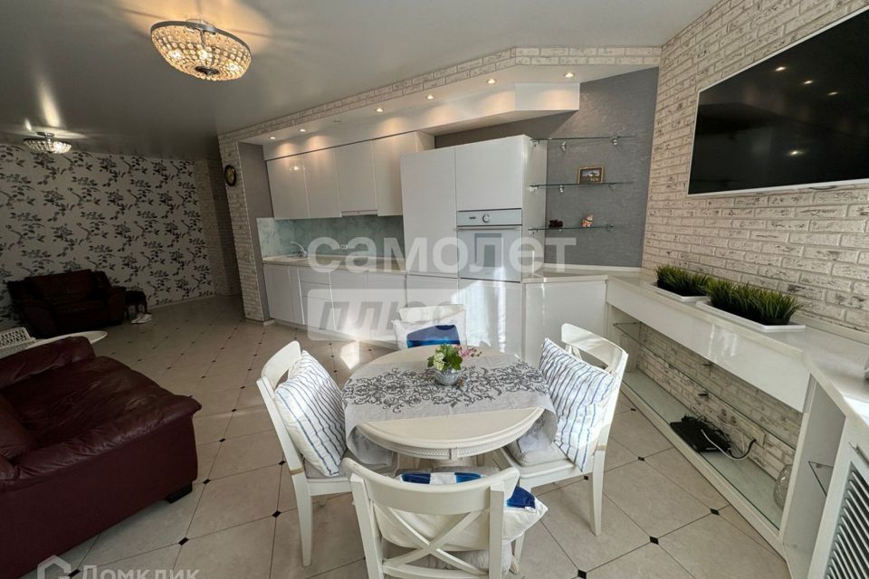 Продаётся 1-комнатная квартира, 64 м²