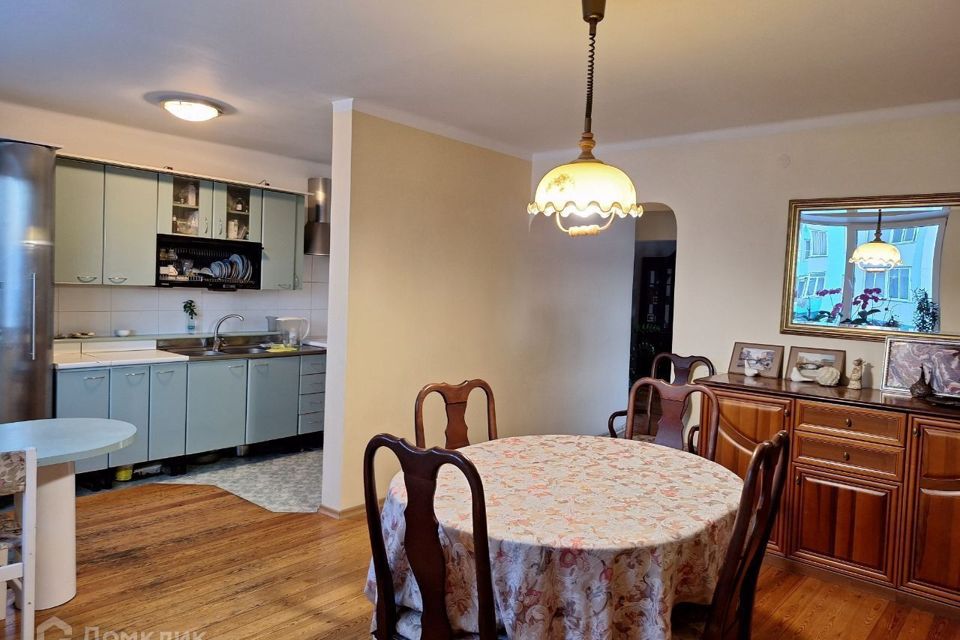 Продаётся 4-комнатная квартира, 167 м²