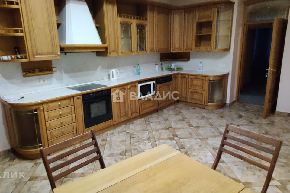 Продаётся 5-комнатная квартира, 200 м²