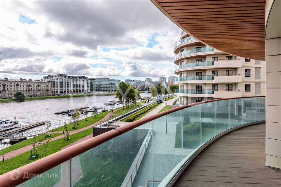 Продаётся 4-комнатная квартира, 202.7 м²
