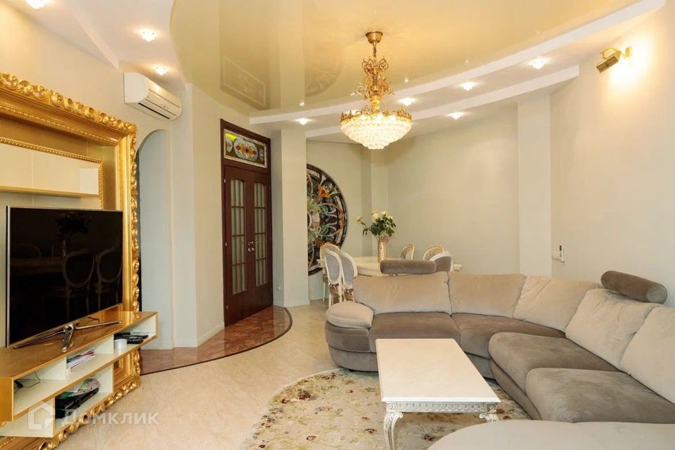 Продаётся 4-комнатная квартира, 145 м²