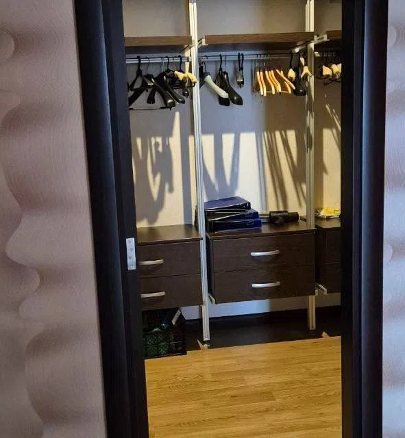 Сдаётся 4-комнатная квартира, 195 м²