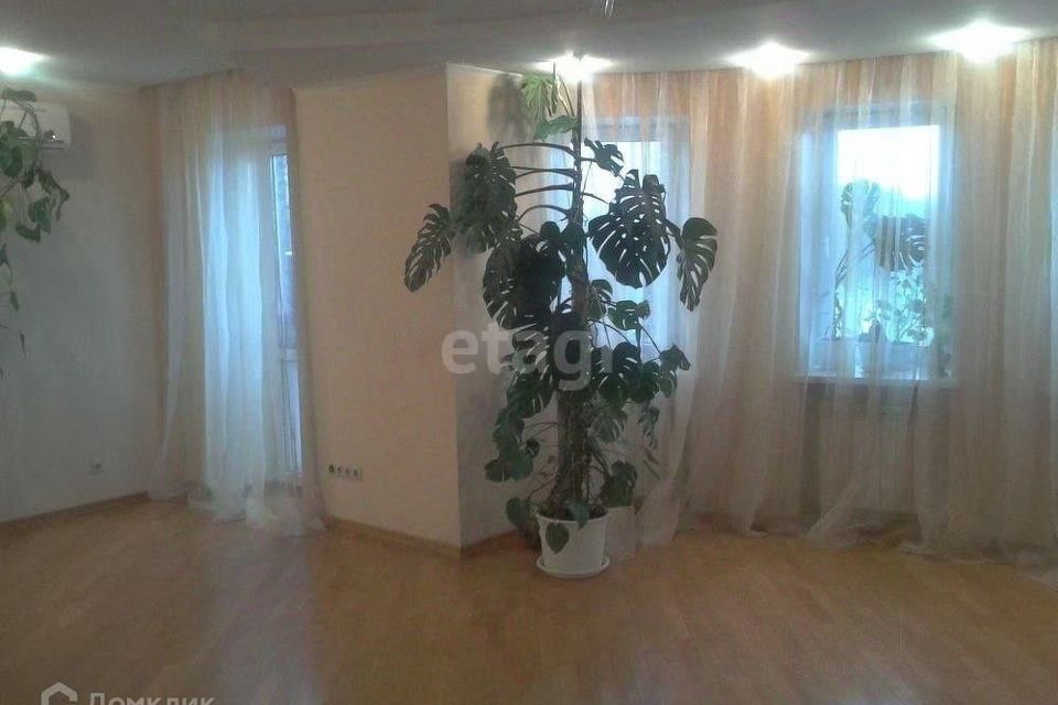 Продаётся 3-комнатная квартира, 110 м²