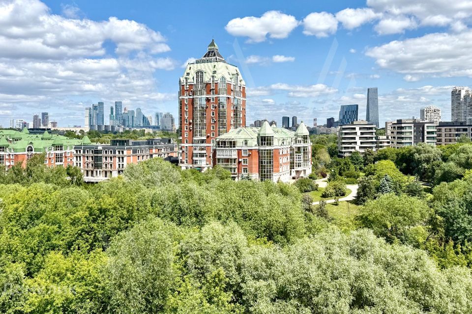 Продаётся 4-комнатная квартира, 135 м²