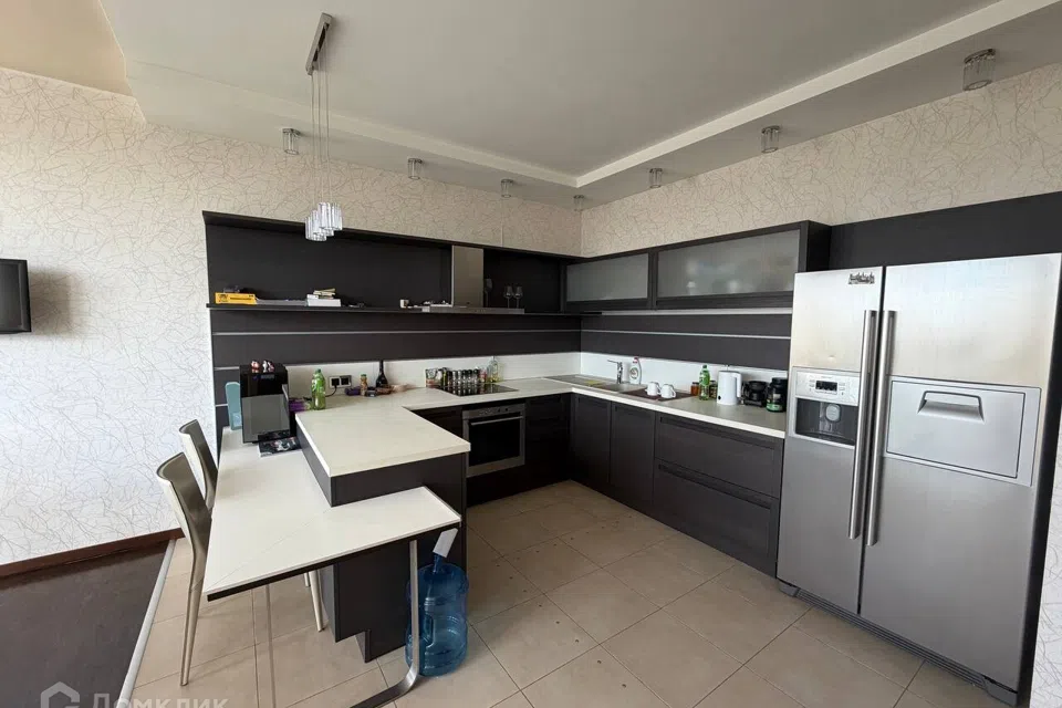 Продаётся 3-комнатная квартира, 138 м²